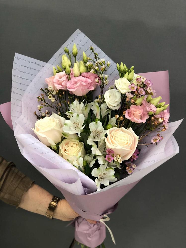 Букет цветов из: Альстромерии, Розы и Лизиантусы в Железногорске