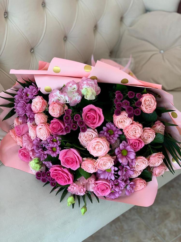 Букет цветов из: Хризантемы, Розы и Лизиантусы в Железногорске