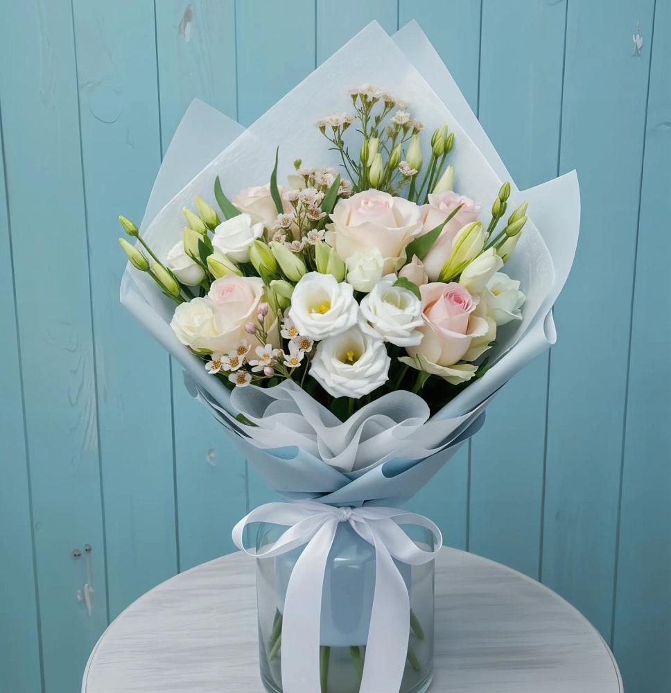 Букет цветов из: Розы и Лизиантусы в Железногорске