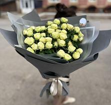 Букет Белые кустовые розы Солинеро в Железногорске