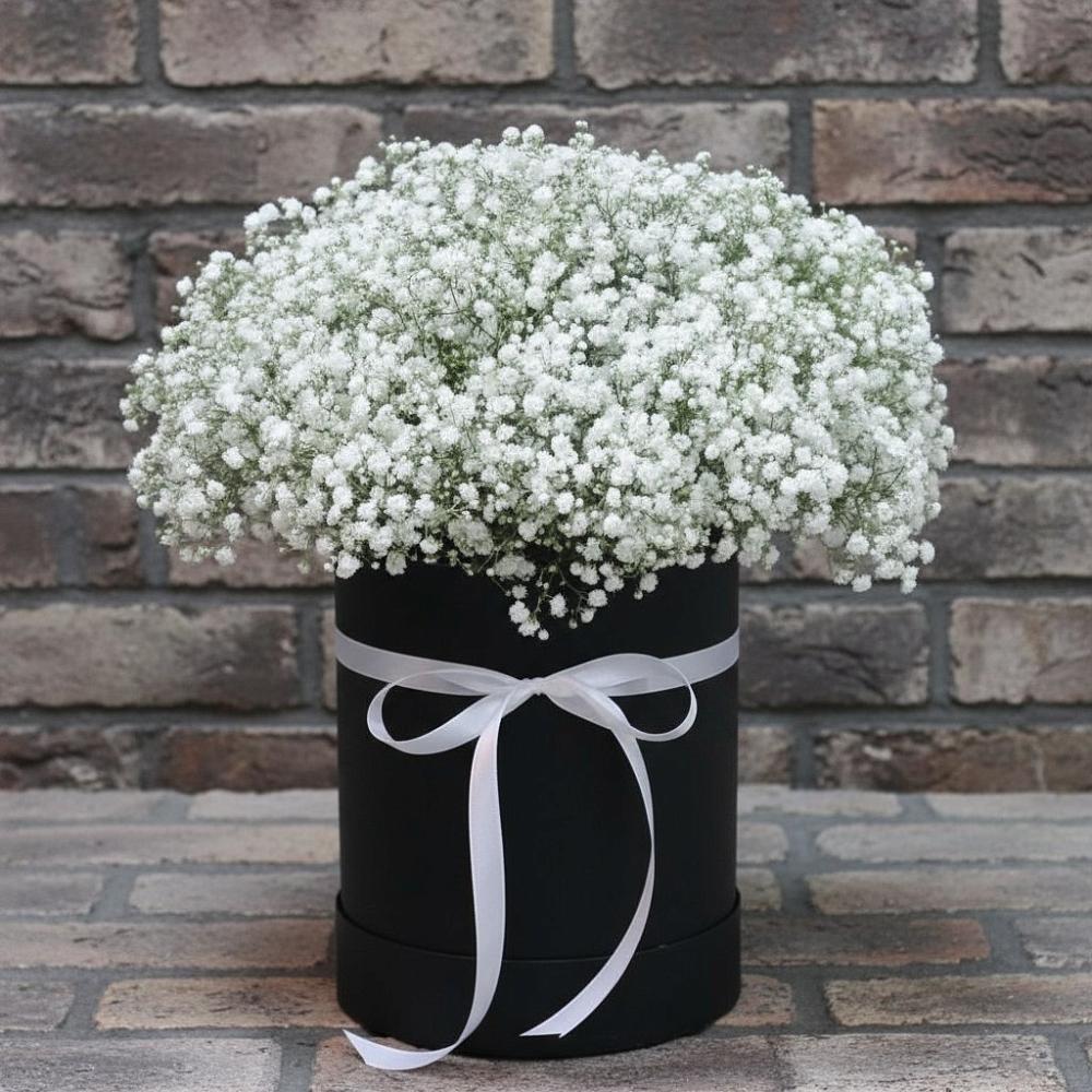 Цветочная композиция из Гипсофила в шляпной коробке в Железногорске