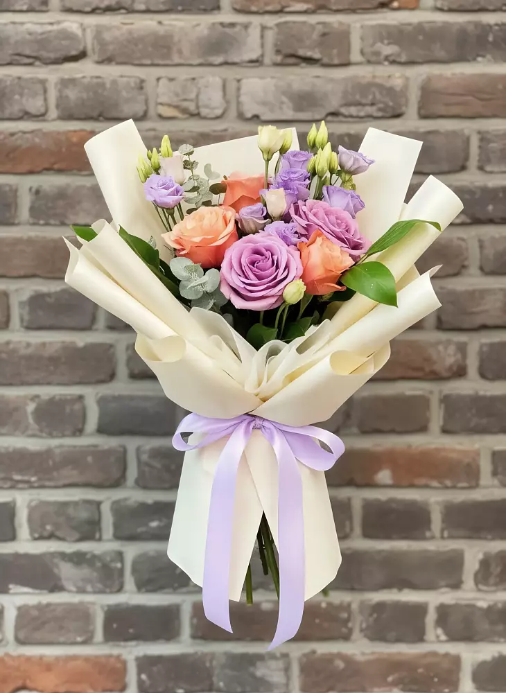 Букет цветов из: Лизиантусы и Розы в Железногорске