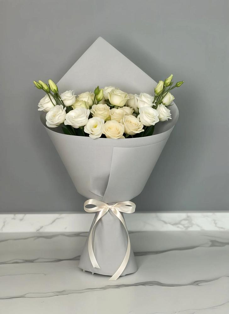 Букет цветов из: Розы и Лизиантусы в Железногорске