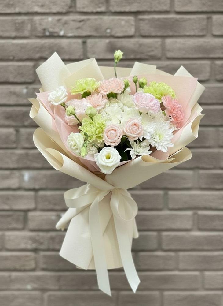 Букет цветов из: Гвоздики, Розы, Лизиантусы и Хризантемы в Железногорске