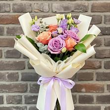 Букет цветов из:  Лизиантусы и Розы в Железногорске