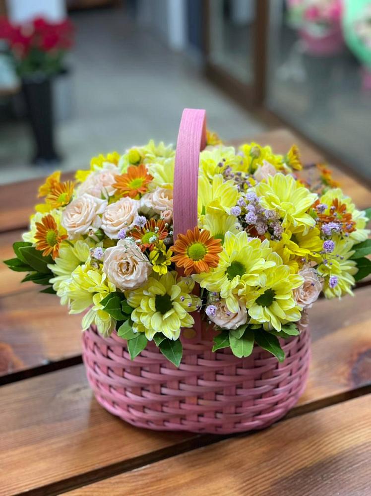 Цветочная композиция из Хризантемы и Розы в корзине в Железногорске