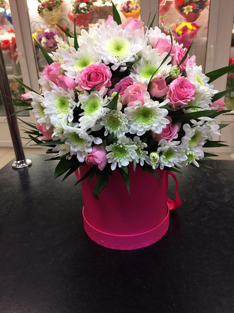 Цветочная композиция из Розы и Хризантемы в шляпной коробке в Железногорске