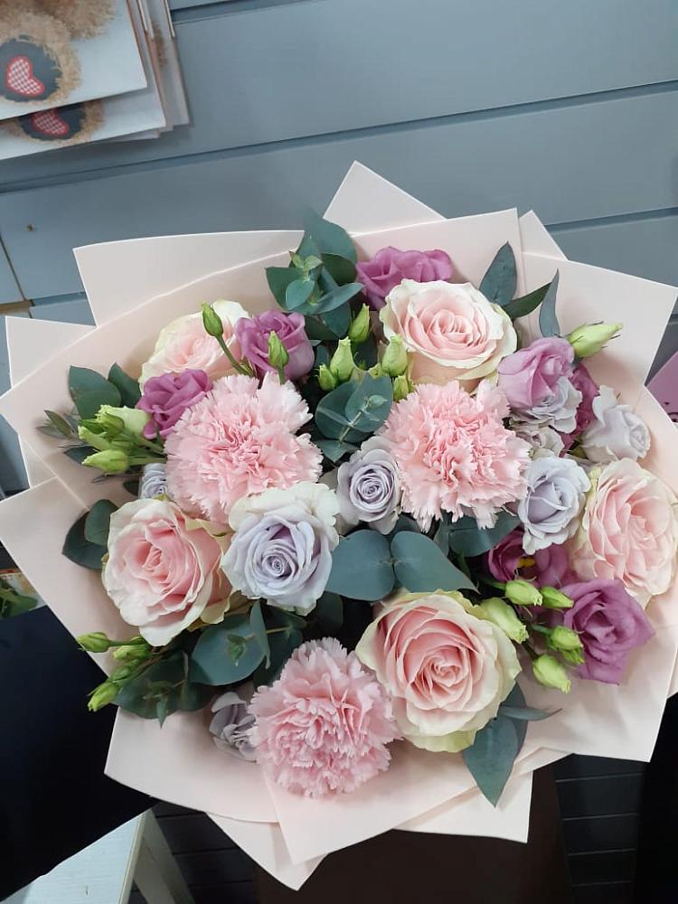 Букет цветов из: Розы, Гвоздики и Лизиантусы в Железногорске