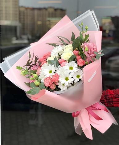 Букет цветов из: Розы, Лизиантусы и Хризантемы в Железногорске