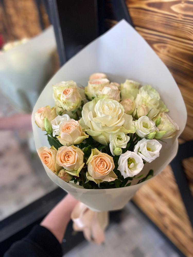 Букет цветов из: Розы и Лизиантусы в Железногорске